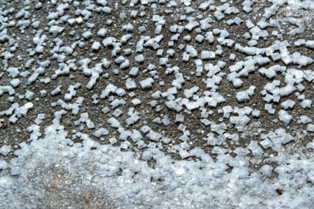 Kristalle selbstfällenden Kochsalzes (Natriumchlorid) kristallisierten am Boden der trocknenden Kuyalnik-Mündung, Ukraine