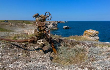 Foto de BULGARI, TIULENOVO - 02 DE ABRIL DE 2013: producción de petróleo de antiguos pozos en la orilla del mar cerca de la aldea de Tyulenovo, Mar Negro, Bulgaria - Imagen libre de derechos