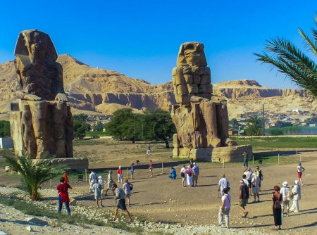 Téléchargez les photos : LUXOR, EGYPTE - 10 NOVEMBRE 2004 : Les colosses de Memnon - deux statues massives en pierre du pharaon Amenhotep III, Louxor - en image libre de droit