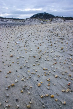 Kleine Kieselsteine im Sand nach starkem Wind an der Küste des Ozeans in New Jersey, USA