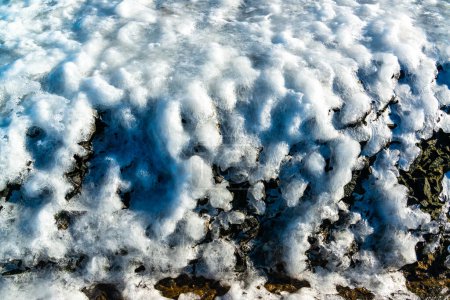 Glatte Eisblöcke glitzern in der Sonne, Eis am Schwarzen Meer, Odessa