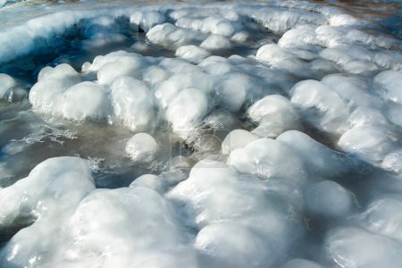 Blocs lisses de glace fondante brillent au soleil, glace près de la mer Noire, Odessa