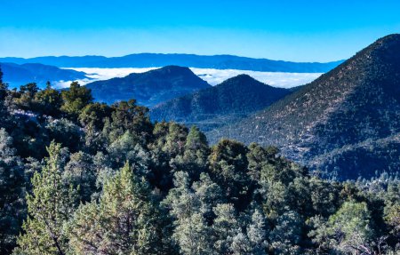 Hermoso paisaje de montaña en el fondo de nubes, capas de montañas en el horizonte, Sierra Nevada Mountains, California, EE.UU.