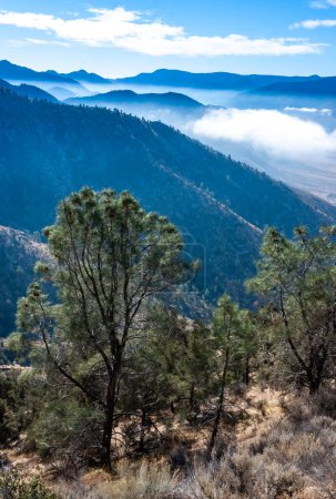 Schöne Berglandschaft vor dem Hintergrund von Wolken, Schichten von Bergen am Horizont, Sierra Nevada Mountains, Kalifornien, USA
