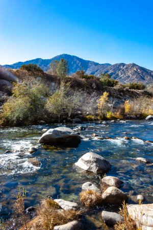 Mountain River in den Sierra Nevada Mountains, Kalifornien, Western United States