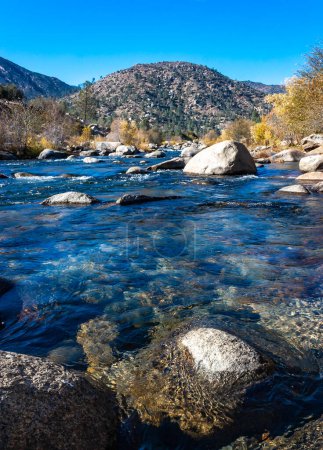 Mountain River in den Sierra Nevada Mountains, Kalifornien, Western United States