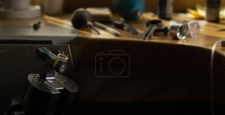 Foto de Varias herramientas de joyería en la mesa de madera - Imagen libre de derechos