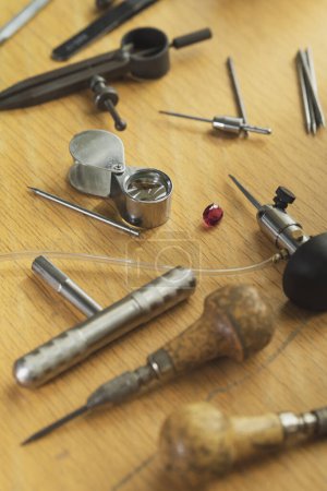 Foto de Goldsmith en el trabajo. Banco de trabajo del joyero con diferentes herramientas. Escritorio para la fabricación de joyas artesanales con herramientas profesionales. - Imagen libre de derechos