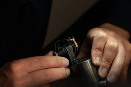 Foto de Manos de joyero en el trabajo. Joyero arregla el anillo de oro. Primer plano de tiro - Imagen libre de derechos