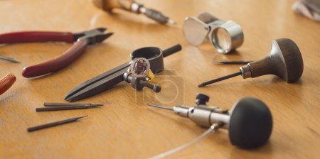 Foto de Varias herramientas de joyería en la mesa de madera - Imagen libre de derechos