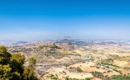 Foto de Vista panorámica de las montañas Madonie y Calascibetta desde Enna, Sicilia, Italia - Imagen libre de derechos