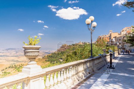 Vue panoramique sur les montagnes de Madonie et la ville de Calascibetta depuis Enna, Sicile, Italie