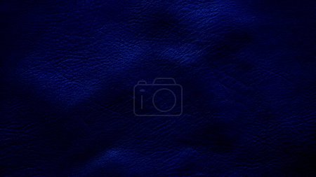 Téléchargez les photos : Texture froissée de cuir de vache bleu foncé, gros plan. Fond cuir bleu marine. - en image libre de droit