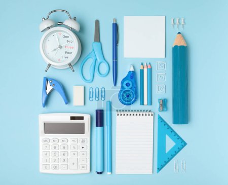 Foto de Material escolar y de oficina azul sobre fondo azul, concepto de plantilla monocromática, vista superior de cerca - Imagen libre de derechos