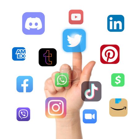 Téléchargez les photos : Femme main poussant icône d'application de médias sociaux virtuels sur un fond blanc, choix du concept d'applications de médias sociaux, vue de face - en image libre de droit