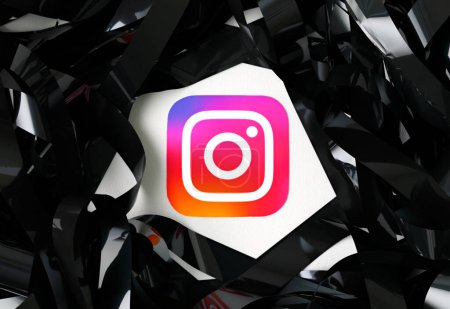 Foto de Instagram icono móvil en un montón de magnette cinta de vídeo, concepto de contenido de vídeo en los servicios populares. Instagram es un servicio de redes sociales para compartir fotos y videos de Estados Unidos propiedad de Meta Platforms - Imagen libre de derechos