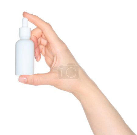 Femme main tient un flacon cosmétique blanc, isolé sur un fond blanc gros plan, modèle pour les annonces cosmétiques