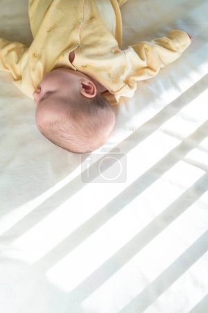 Téléchargez les photos : Bébé dans un lit. Chambre bébé. - en image libre de droit