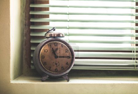 Foto de Reloj vintage a la ventana. Persianas verdes - Imagen libre de derechos