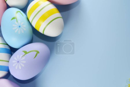 Foto de Puesta plana de huevos de Pascua sobre fondo azul. concepto de Pascua. espacio de copia - Imagen libre de derechos