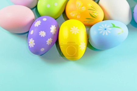 Téléchargez les photos : Ponte plate d'œufs de Pâques sur fond bleu. concept de Pâques. espace de copie - en image libre de droit