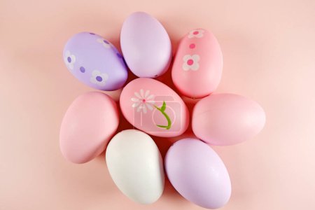 Foto de Huevos de Pascua con flores sobre fondo rosa - Imagen libre de derechos