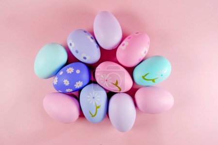 Foto de Fondo de Pascua. huevos de colores sobre un fondo rosa - Imagen libre de derechos