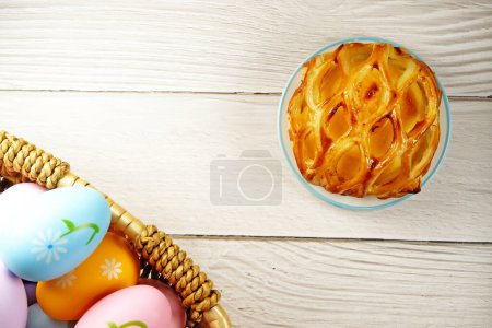 huevos de Pascua en cesta y pastel sobre fondo blanco. concepto de Pascua