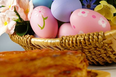 Téléchargez les photos : Oeufs de Pâques dans le panier et gâteaux sur fond blanc. concept de Pâques - en image libre de droit