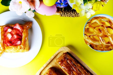 Téléchargez les photos : Flat lay of  easter eggs and cakes on yellow  background. easter concept. copy - en image libre de droit