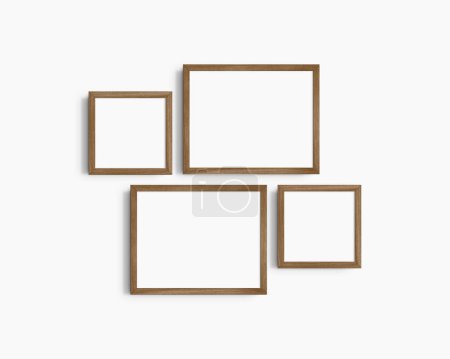 Téléchargez les photos : Coffret maquette murale Galerie, 4 cadres en bois de noyer marron. Modèle de cadre propre, moderne et minimaliste. Deux cadres horizontaux et deux cadres carrés, 14x11 (14 : 11), 8x8 (1 : 1) pouces, sur un mur blanc. - en image libre de droit