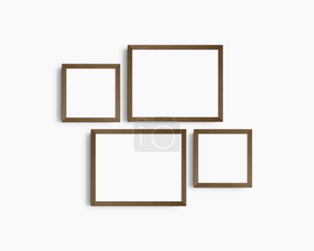 Foto de Conjunto de maquetas de pared Gallery, 4 marcos de madera de nogal marrón oscuro. Maqueta de marco limpia, moderna y minimalista. Dos marcos horizontales y dos cuadrados, 14x11 (14: 11), 8x8 (1: 1) pulgadas, en una pared blanca. - Imagen libre de derechos