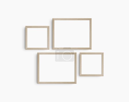 Foto de Galería de maquetas de pared, 4 marcos de madera de abedul. Una maqueta moderna. Marcos horizontales, marcos cuadrados, 14: 11, 1: 1, en una pared blanca. - Imagen libre de derechos