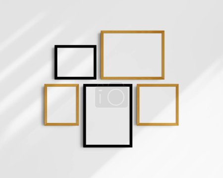 Téléchargez les photos : Coffret maquette murale Galerie, 5 cadres en bois de chêne noir et jaune. Modèle de cadre moderne. Deux cadres horizontaux, deux cadres verticaux, et un cadre carré, 12x16 (3 : 4), 16x12 (4 : 3), 8x10 (4 : 5), 10x8 (5 : 4), 10x10 (1 : 1) pouces, sur un mur blanc avec des ombres. - en image libre de droit