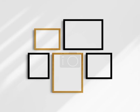Téléchargez les photos : Coffret maquette murale Galerie, 5 cadres en bois de chêne noir et jaune. Modèle de cadre moderne. Deux cadres horizontaux, deux cadres verticaux, et un cadre carré, 12x16 (3 : 4), 16x12 (4 : 3), 8x10 (4 : 5), 10x8 (5 : 4), 10x10 (1 : 1) pouces, sur un mur blanc avec des ombres. - en image libre de droit