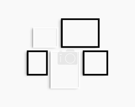 Foto de Conjunto de maquetas de pared Gallery, 5 marcos en blanco y negro. Maqueta de marco limpia, moderna y minimalista. Dos marcos horizontales, dos marcos verticales, y un marco cuadrado, 12x16 (3: 4), 16x12 (4: 3), 8x10 (4: 5), 10x8 (5: 4), 10x10 (1: 1) pulgadas, en una pared blanca. - Imagen libre de derechos