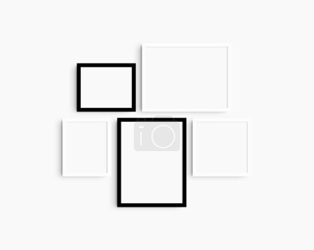 Foto de Conjunto de maquetas de pared Gallery, 5 marcos en blanco y negro. Maqueta de marco limpia, moderna y minimalista. Dos marcos horizontales, dos marcos verticales, y un marco cuadrado, 12x16 (3: 4), 16x12 (4: 3), 8x10 (4: 5), 10x8 (5: 4), 10x10 (1: 1) pulgadas, en una pared blanca. - Imagen libre de derechos