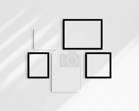 Foto de Conjunto de maquetas de pared Gallery, 5 marcos en blanco y negro. Una maqueta moderna y minimalista. Dos marcos horizontales, dos marcos verticales, y un marco cuadrado, 12x16 (3: 4), 16x12 (4: 3), 8x10 (4: 5), 10x8 (5: 4), 10x10 (1: 1) pulgadas, en una pared blanca con sombras. - Imagen libre de derechos