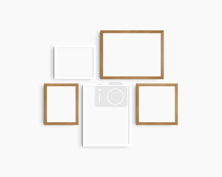 Foto de Conjunto de maquetas de pared Gallery, 5 marcos de madera blanca y cerezo. Maqueta de marco limpia, moderna y minimalista. Dos marcos horizontales, dos marcos verticales, y un marco cuadrado, 12x16 (3: 4), 16x12 (4: 3), 8x10 (4: 5), 10x8 (5: 4), 10x10 (1: 1) pulgadas, en una pared blanca. - Imagen libre de derechos