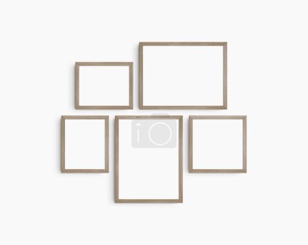Foto de Conjunto de maquetas de pared Gallery, 5 marcos de madera natural. Maqueta de marco limpia, moderna y minimalista. Dos marcos horizontales, dos marcos verticales, y un marco cuadrado, 12x16 (3: 4), 16x12 (4: 3), 8x10 (4: 5), 10x8 (5: 4), 10x10 (1: 1) pulgadas, en una pared blanca. - Imagen libre de derechos