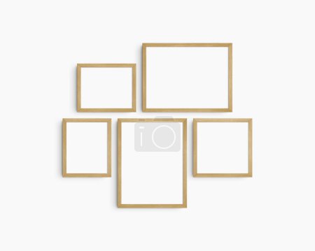 Foto de Conjunto de maquetas de pared Gallery, 5 marcos de madera de roble. Maqueta de marco limpia, moderna y minimalista. Dos marcos horizontales, dos marcos verticales, y un marco cuadrado, 12x16 (3: 4), 16x12 (4: 3), 8x10 (4: 5), 10x8 (5: 4), 10x10 (1: 1) pulgadas, en una pared blanca. - Imagen libre de derechos