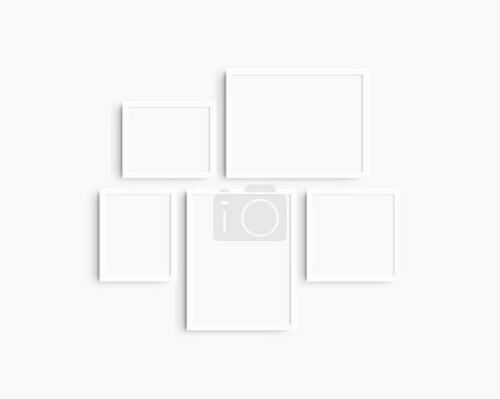 Foto de Conjunto de maquetas de pared Gallery, 5 marcos blancos. Maqueta de marco limpia, moderna y minimalista. Dos marcos horizontales, dos marcos verticales, y un marco cuadrado, 12x16 (3: 4), 16x12 (4: 3), 8x10 (4: 5), 10x8 (5: 4), 10x10 (1: 1) pulgadas, en una pared blanca. - Imagen libre de derechos