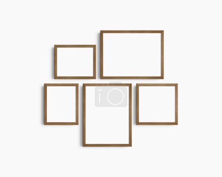 Téléchargez les photos : Coffret maquette murale Galerie, 5 cadres en bois de noyer marron. Modèle de cadre propre, moderne et minimaliste. Deux cadres horizontaux, deux cadres verticaux, et un cadre carré, 12x16 (3 : 4), 16x12 (4 : 3), 8x10 (4 : 5), 10x8 (5 : 4), 10x10 (1 : 1) pouces, sur un mur blanc. - en image libre de droit