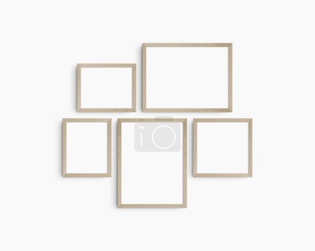 Foto de Conjunto de maquetas de pared Gallery, 5 marcos de madera de abedul. Una maqueta minimalista. Dos marcos horizontales, dos marcos verticales, y un marco cuadrado, 12x16 (3: 4), 16x12 (4: 3), 8x10 (4: 5), 10x8 (5: 4), 10x10 (1: 1) pulgadas, en una pared blanca. - Imagen libre de derechos