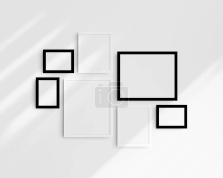 Foto de Conjunto de maquetas de pared Gallery, 7 marcos en blanco y negro. Maqueta de marco limpia, moderna y minimalista. Tres marcos horizontales, y cuatro verticales, 5x7 (5: 7), 7x5 (7: 5), 8x10 (4: 5), 12x15 (4: 5), 15x12 (5: 4) pulgadas, en una pared blanca con sombras. - Imagen libre de derechos
