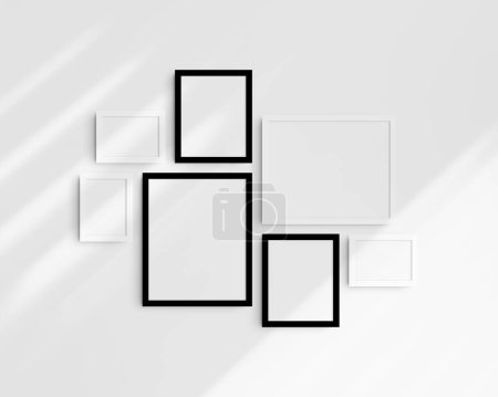 Téléchargez les photos : Set de maquettes murales Galerie, 7 cadres noir et blanc. Modèle de cadre propre, moderne et minimaliste. Trois cadres horizontaux, et quatre cadres verticaux, 5x7 (5 : 7), 7x5 (7 : 5), 8x10 (4 : 5), 12x15 (4 : 5), 15x12 (5 : 4) pouces, sur un mur blanc avec des ombres. - en image libre de droit