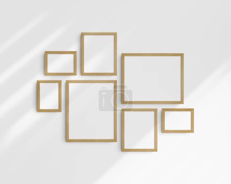 Téléchargez les photos : Coffret maquette murale Galerie, 7 ossatures en bois de chêne. Modèle de cadre propre, moderne et minimaliste. Trois cadres horizontaux, et quatre cadres verticaux, 5x7 (5 : 7), 7x5 (7 : 5), 8x10 (4 : 5), 12x15 (4 : 5), 15x12 (5 : 4) pouces, sur un mur blanc avec des ombres. - en image libre de droit