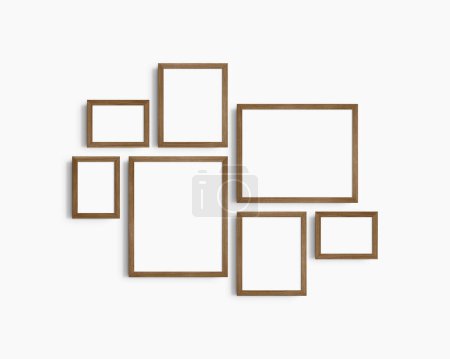 Téléchargez les photos : Ensemble de maquettes murales Galerie, 7 cadres en bois de noyer brun. Modèle de cadre propre, moderne et minimaliste. Trois cadres horizontaux, et quatre cadres verticaux, 5x7 (5 : 7), 7x5 (7 : 5), 8x10 (4 : 5), 12x15 (4 : 5), 15x12 (5 : 4) pouces, sur un mur blanc. - en image libre de droit