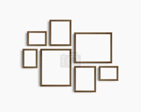 Téléchargez les photos : Ensemble de maquettes murales Galerie, 7 cadres en bois de noyer brun foncé. Modèle de cadre propre, moderne et minimaliste. Trois cadres horizontaux, et quatre cadres verticaux, 5x7 (5 : 7), 7x5 (7 : 5), 8x10 (4 : 5), 12x15 (4 : 5), 15x12 (5 : 4) pouces, sur un mur blanc. - en image libre de droit