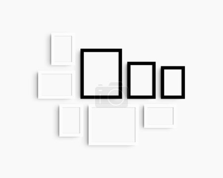 Foto de Conjunto de maquetas de pared Gallery, 8 marcos en blanco y negro. Maqueta de marco limpia, moderna y minimalista. Cinco marcos verticales, y tres horizontales, 4x6 (2: 3), 6x4 (3: 2), 5x7 (5: 7), 7x5 (7: 5), 8x10 (4: 5), 10x8 (5: 4) pulgadas, en una pared blanca. - Imagen libre de derechos